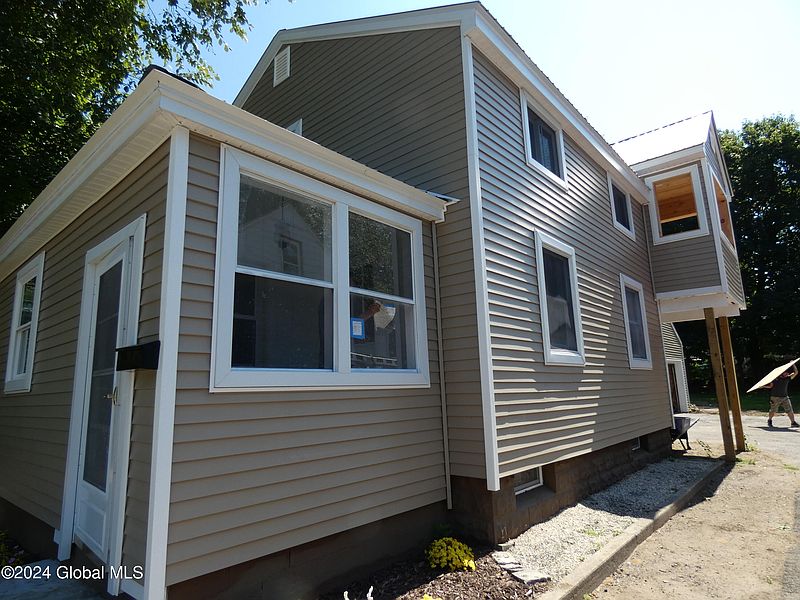 4th image of 19 Douglas Avenue