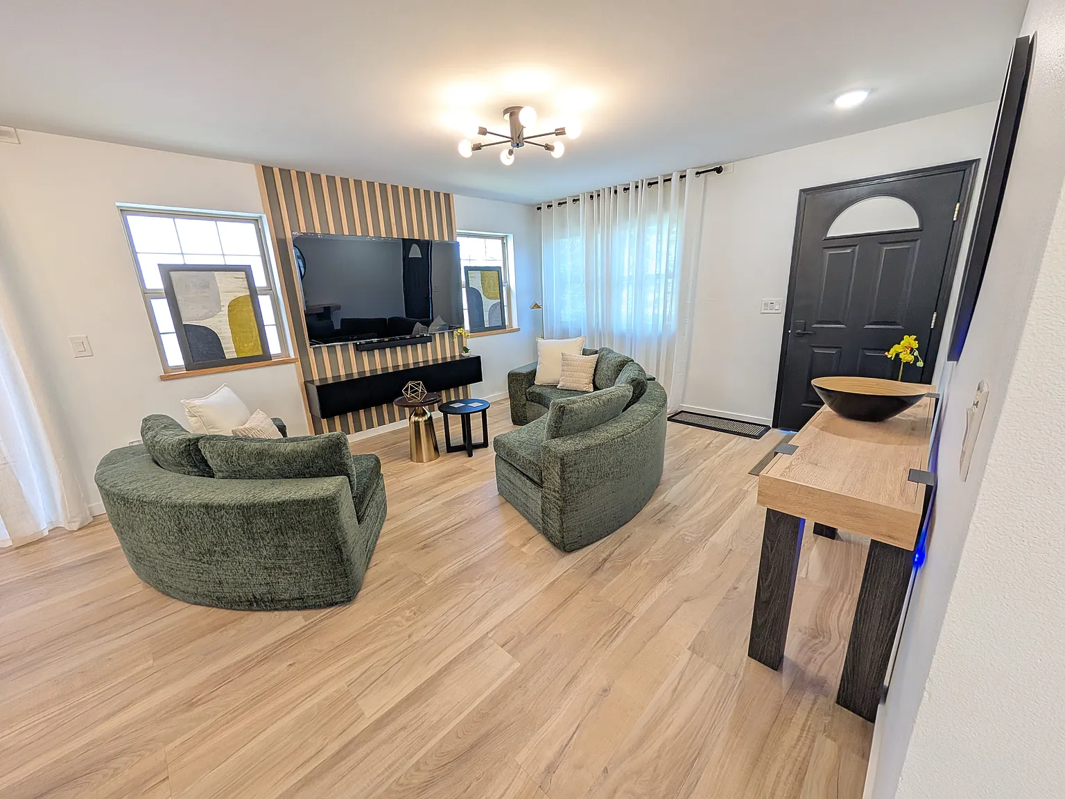 3 bed, 1500 sqft, $3,199 — Photo 2
