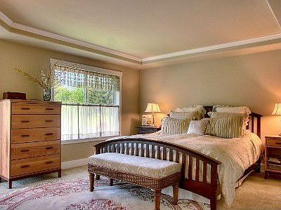 Elegant master suite w/sitting area, 5 pc bath 