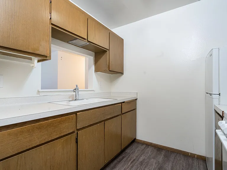 2 Bed / 1 Bath - Kitchen