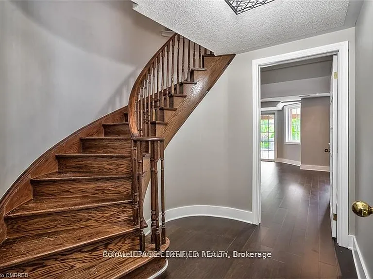 2499 Highmount Cres — Photo 31