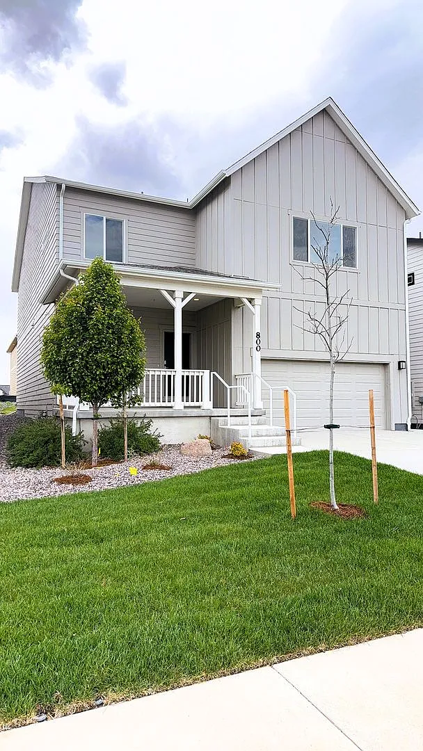 Beautiful Model Home in New Johnstown Neighborhood! — Photo 1