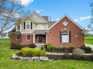 23700 Shinnecock Dr, South Lyon, MI 48178