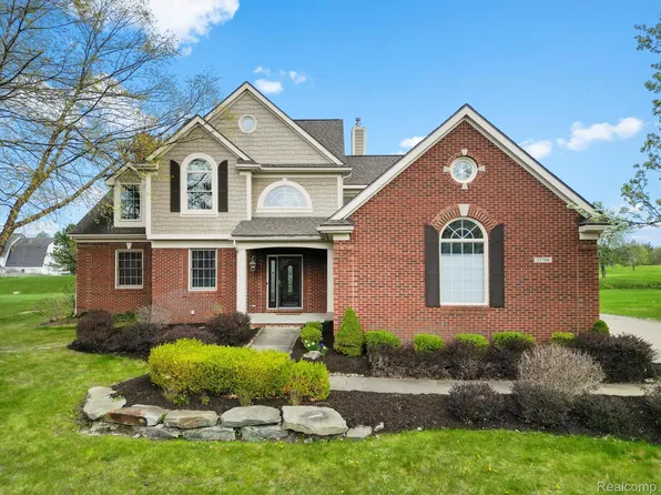 23700 Shinnecock Dr, South Lyon, MI 48178