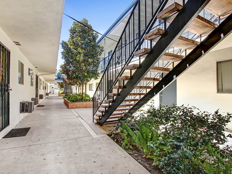 6219 Reseda Blvd — Photo 1