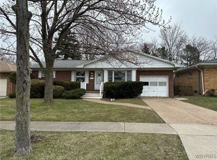 29 Sunrise Blvd, Williamsville, NY 14221