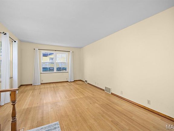 3rd image of 25 Roselawn Ave