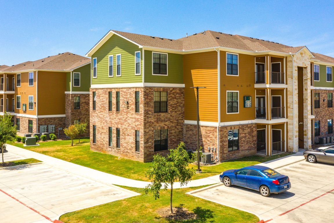Aerial view of Walnut Grove Apartments in Seguin, TX.