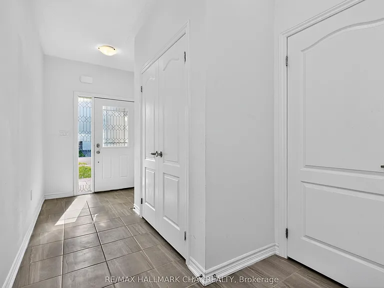 38 Milson Cres — Photo 4