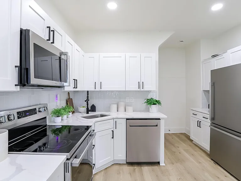 910 Sanders St — Photo 18