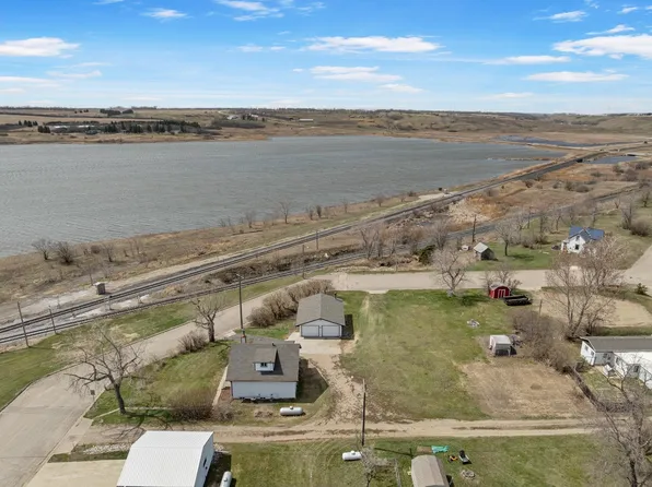 202 3rd Ave NW, Kenmare, ND 58746