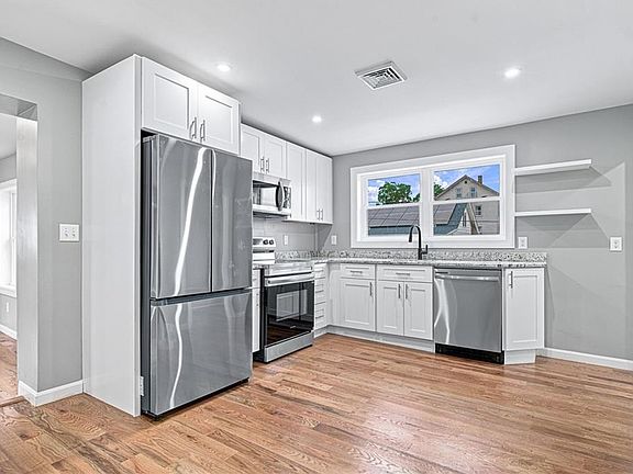 3rd image of 33 Tower St