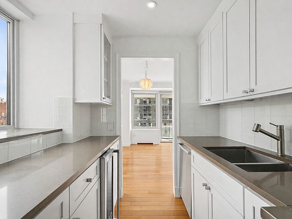 4th image of 200 E 66th St APT E1601