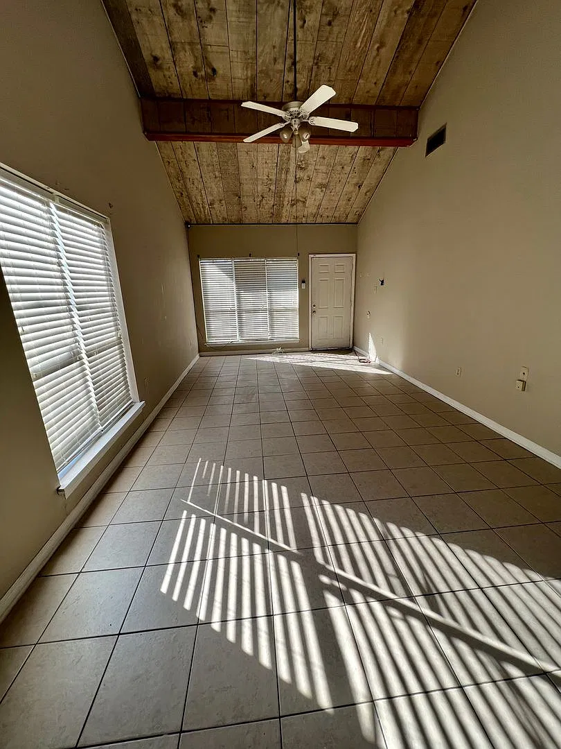 Must See 2 bedroom 2 bath Garden Home Duplex Brightside View Near LSU Available NOW! — Photo 2
