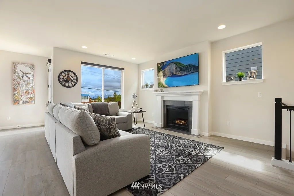 4 bed, 2.5 bath, 2517 sqft, $3,595 — Photo 4