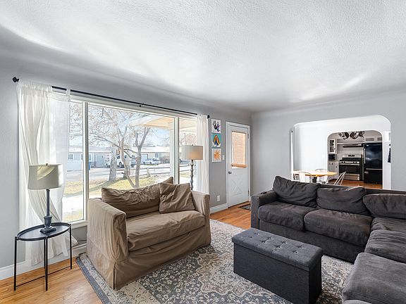5th image of 922 NE Crest Dr