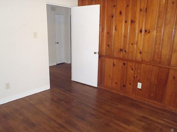 3rd image of 4090 Meadows Ln