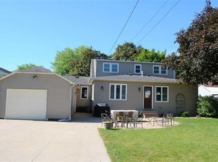 810 6th Ave SE, Dyersville, IA 52040