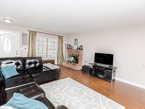 4th image of 20274 Newton St