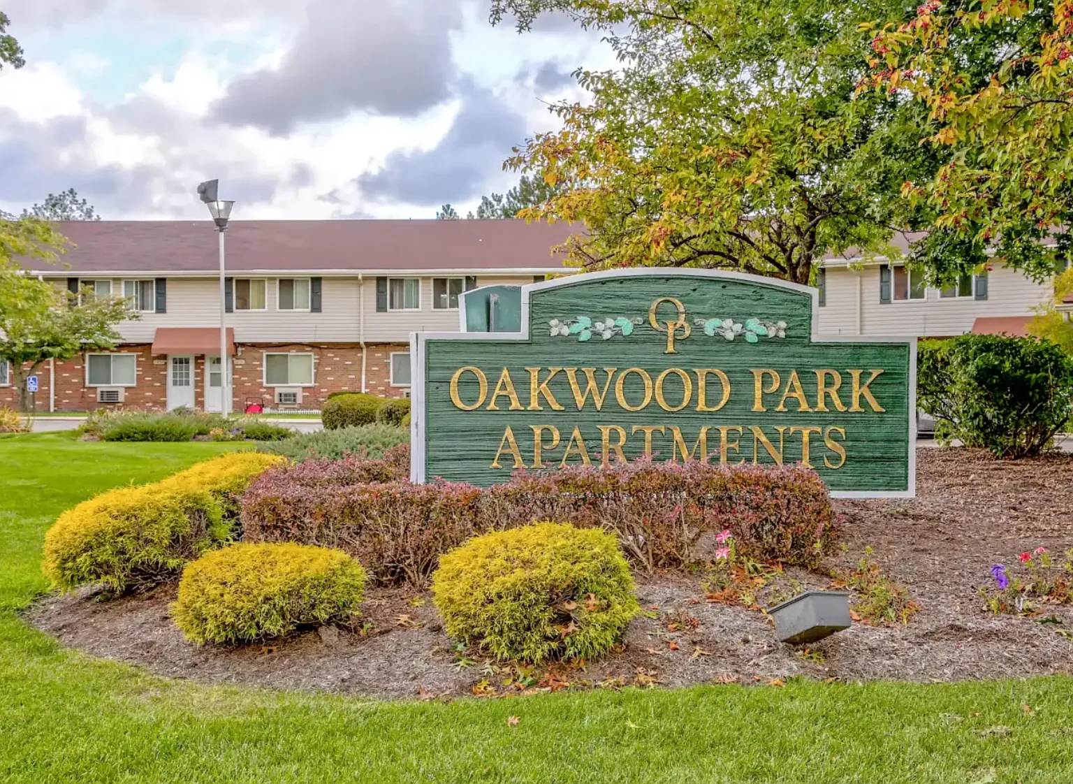 Oakwood Park Apartments — Photo 1