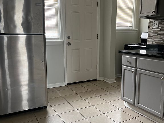 4th image of 2421-19 W 60th St #2