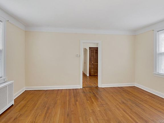 3rd image of 833 Revere Ave