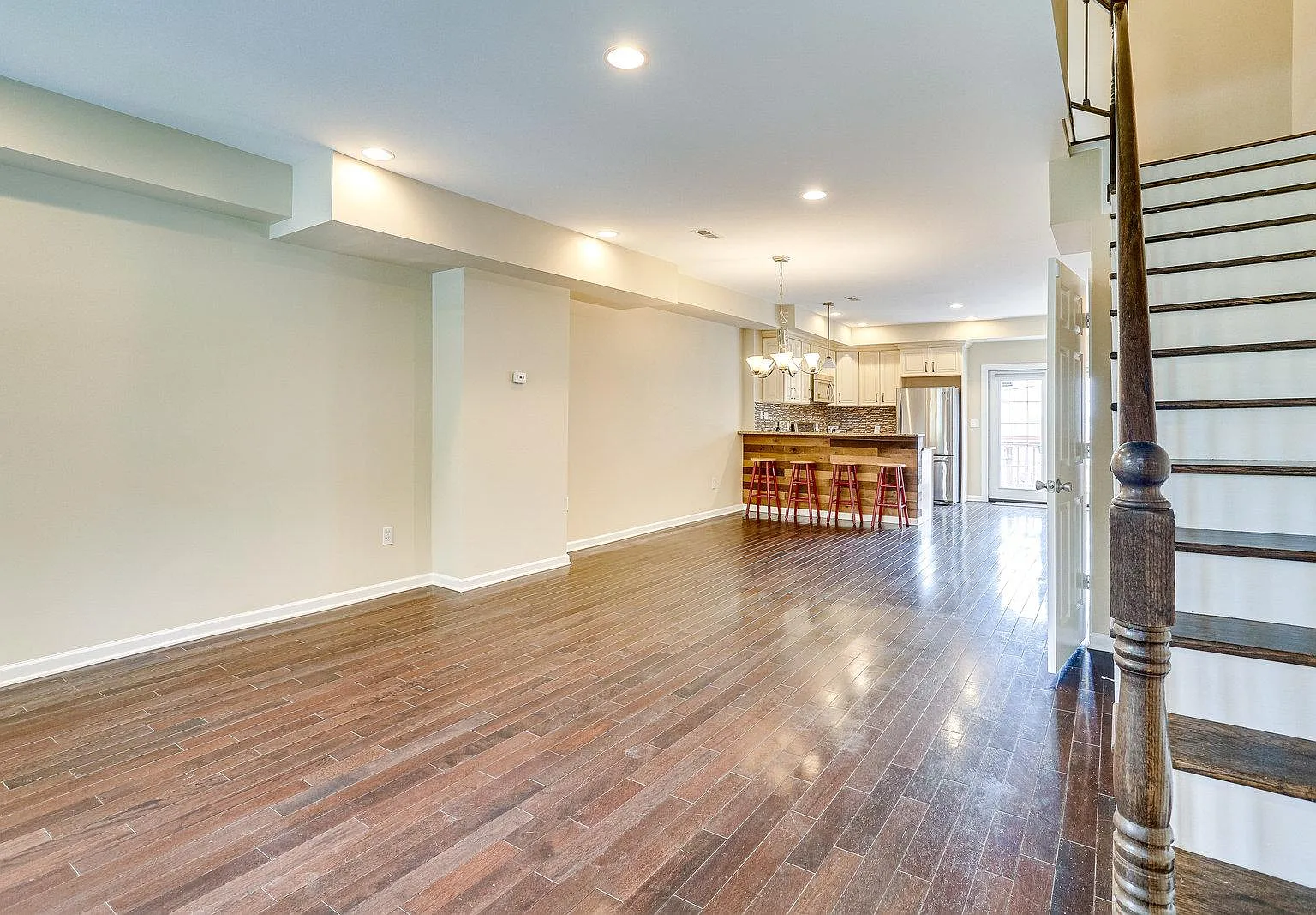 6 bed, 3.5 bath, 2060 sqft, $7,800 — Photo 2