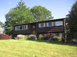 9 Carnation Dr, Nanuet, NY 10954