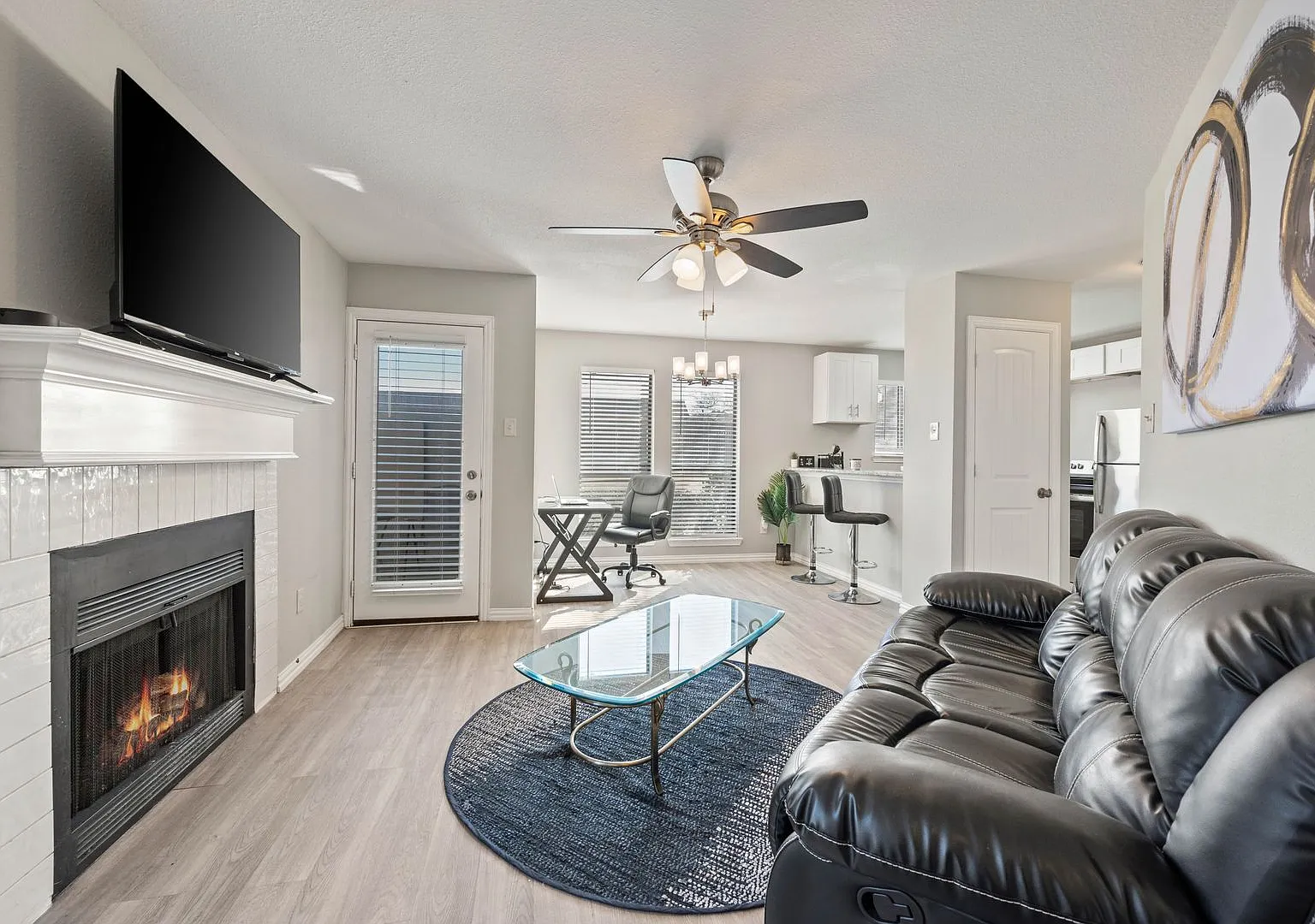 Furnished Condo with Modern Finishes in Arlington - Flexible Lease Terms — Photo 1