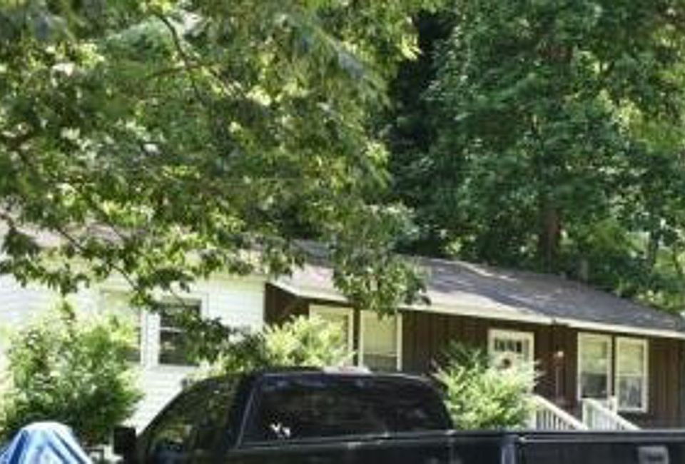 2nd image of 605 Ileagnes Rd