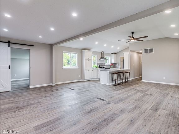 5th image of 139 N Oakmont Dr