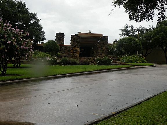 Country Club with dining, bar, and pro golf shop