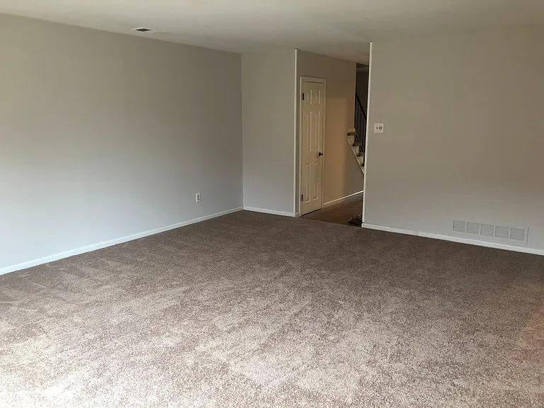131 Caernarvon Ct — Photo 22