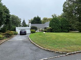 92 Cedar Dr, Great Neck, NY 11021