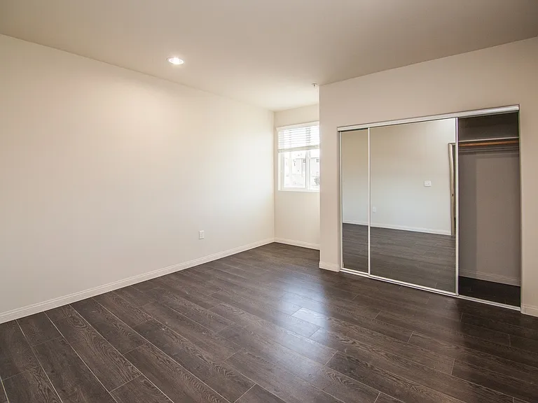 Sherman Oaks Place — Photo 32