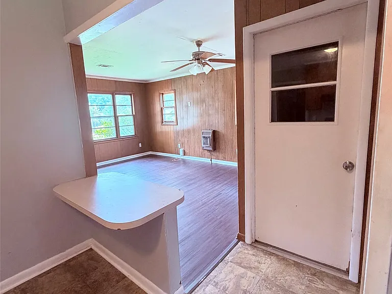 165 W College St — Photo 5