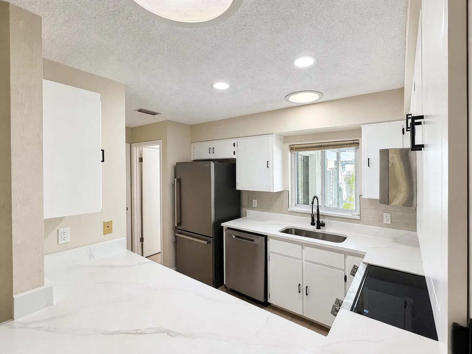 3 bed, 1673 sqft, $2,100 — Photo 3