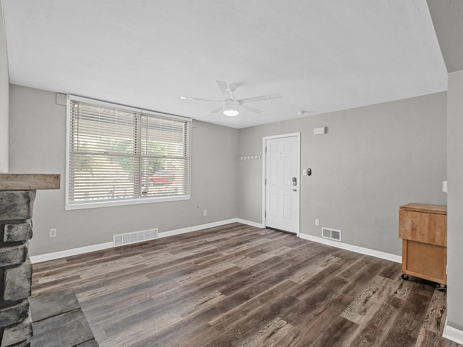 1 bed, 900 sqft, $1,045 — Photo 3