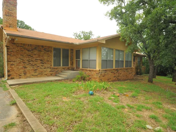 305 Shady Oaks Dr, Runaway Bay, TX 76426