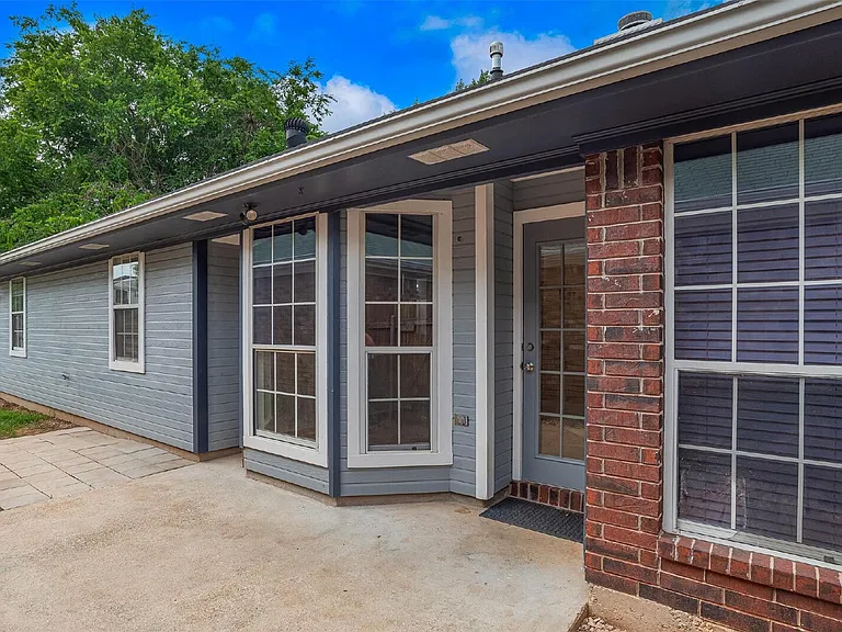1435 Williamsburg Dr — Photo 18