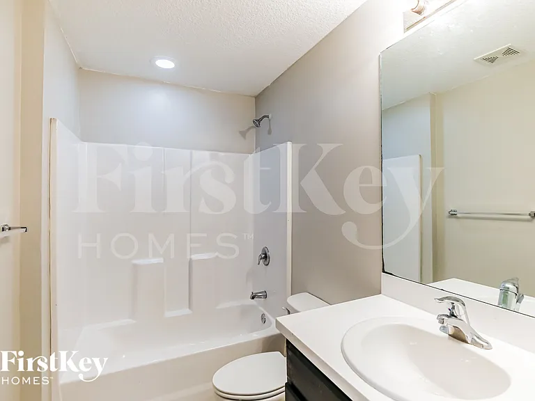 931 SE Thornhill Dr — Photo 14