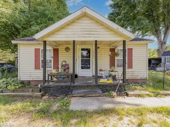 2045 Woodland Dr, Mount Airy, NC 27030