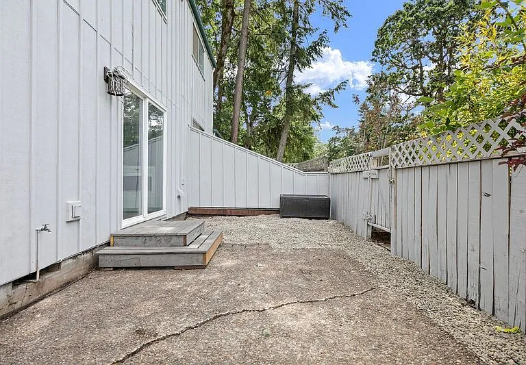 2105 Hawkins Ln — Photo 20