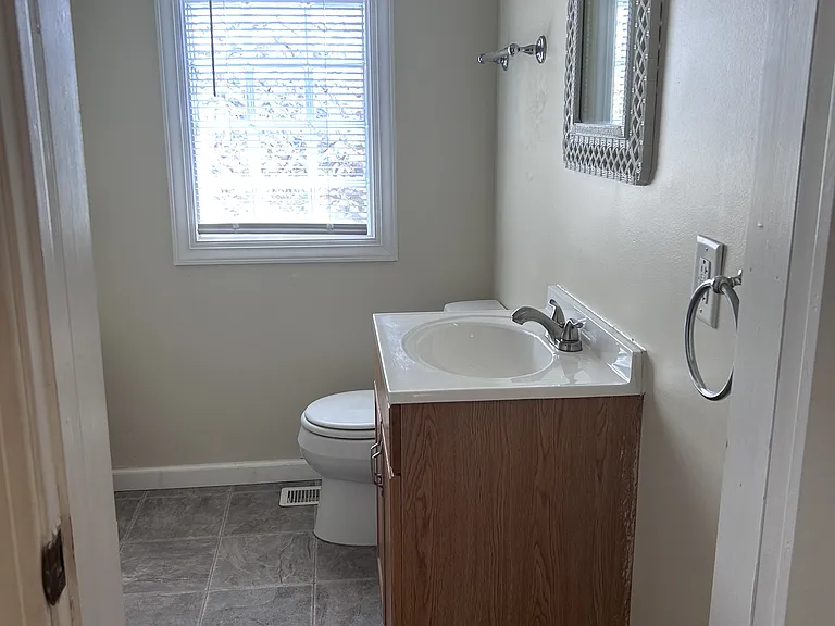 1141 Charleston St — Photo 4