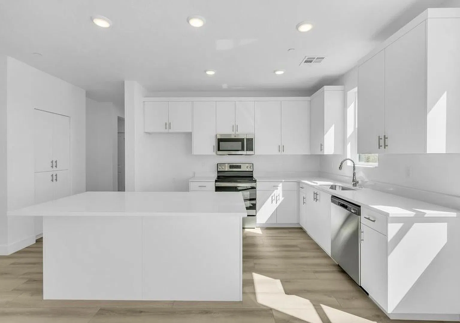 New 2 Bedroom Condo. 6 Month Lease! — Photo 2