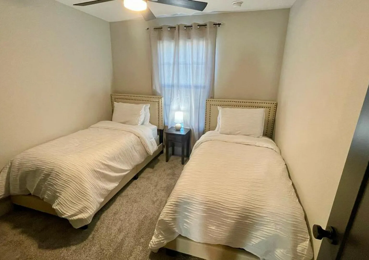 Loop, Luxury Large 3BR, 3.5 Bath, Sleeps 9, Wifi — Photo 4