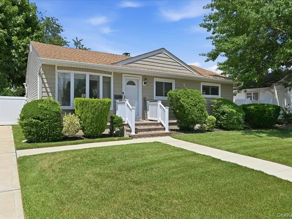 672 Anderson Avenue, Franklin Square, NY 11010