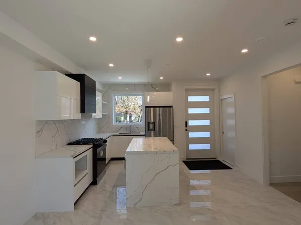 4208 John St #1, Vancouver, BC V5V 3W7