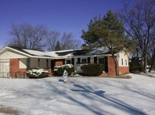 206 Greenbriar St, Elk Grove Village, IL 60007