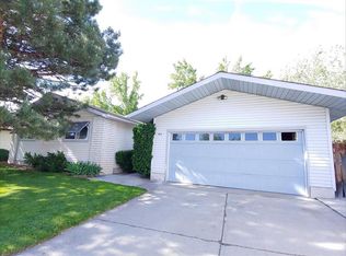 911 Desert View Dr, Sparks, NV 89434